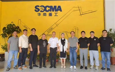 Ms. Wang Li ผู้อำนวยการมูลนิธิ Tan Kah Kee แห่งสิงคโปร์ และคณะผู้แทนของเธอเยี...