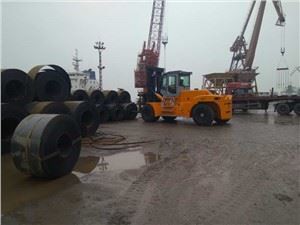รถยกขนาดใหญ่สำหรับงานหนัก 25TON พร้อมง่ามม้วนสำหรับการขายใบสมัครให้เช่าเหล็กม้วนคลังสินค้าคลังสินค้าหินใช้ประโยชน์จาก Steelworks Sea Port สายการเดินเรือระหว่างประเทศสายการเดินเรือในประเทศโรงงานเหล็ก