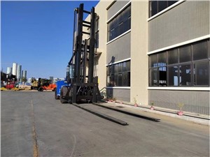 มารีน่าฟอร์คลิฟท์เพื่อจัดการเรือในมารีน่า