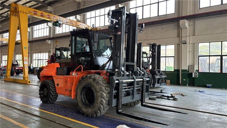 SOCMA 8 Ton Articulated 4WD 4*4 Off Road Tires Container Fork Lifter 2ton 2.5ton 3ton 3.5ton Rough Terrain Forklift With Side Shift